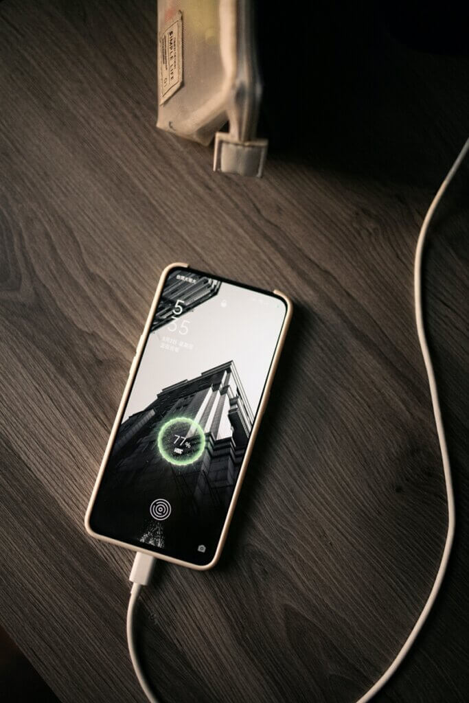 充電中のスマートフォンの画像