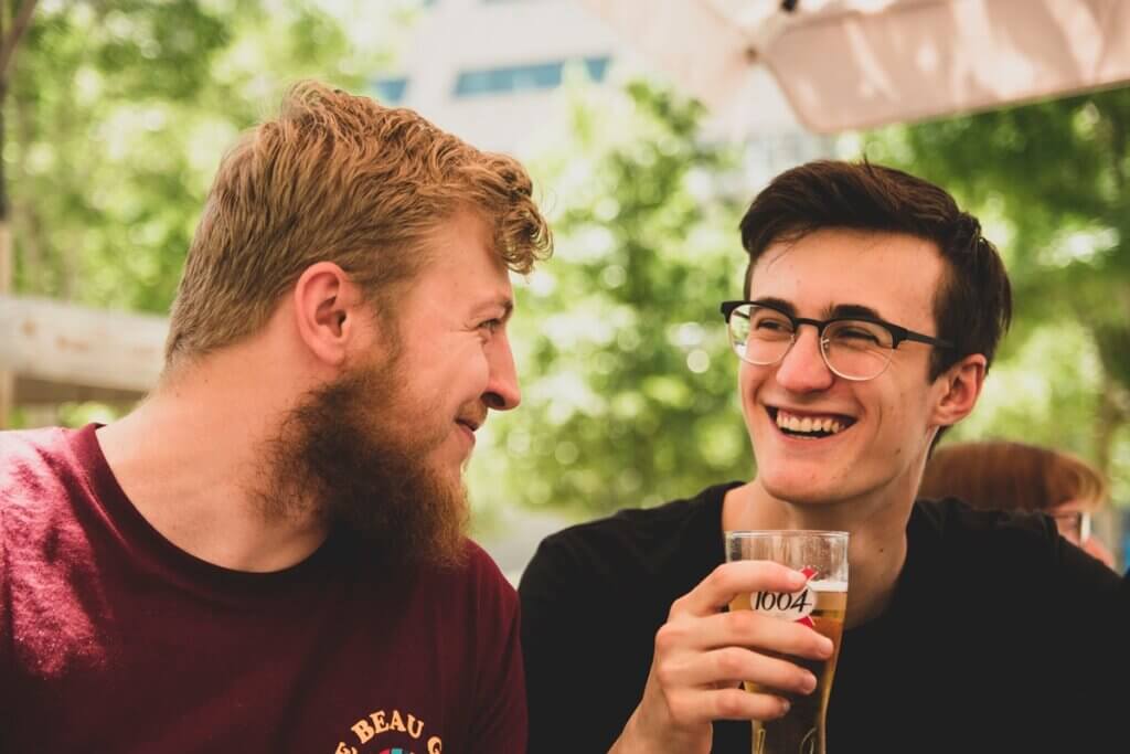 楽しそうに会話する二人の外国人男性の画像