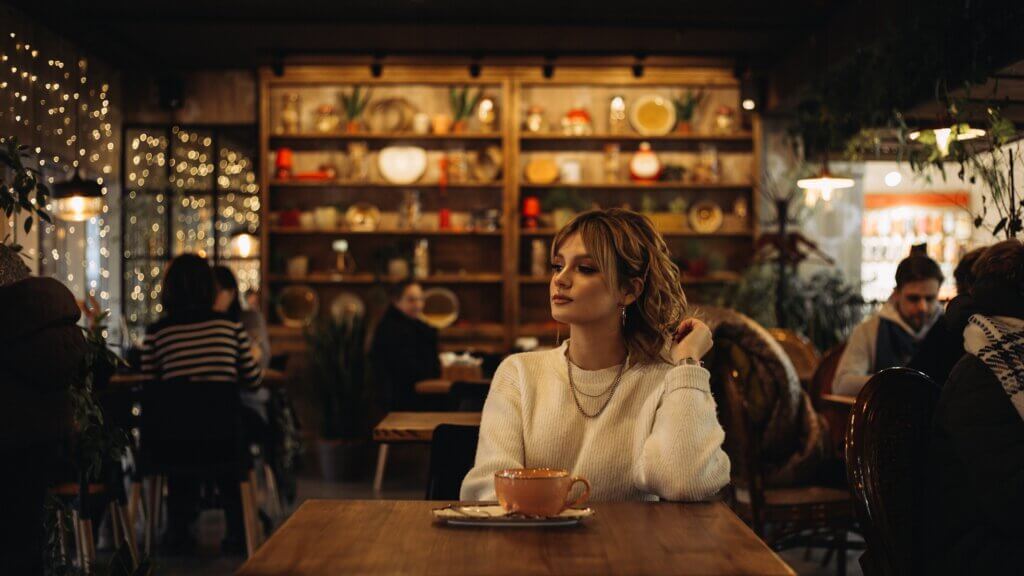 カフェの中でくつろぐ外国人女性の画像